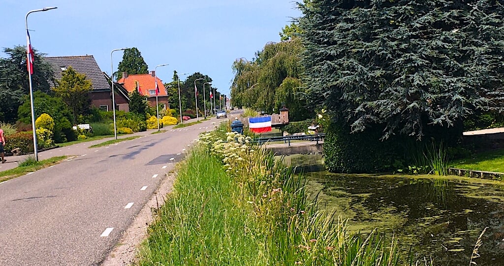 In het buitengebied van Alphen zie je veel omgekeerde vlaggen.
