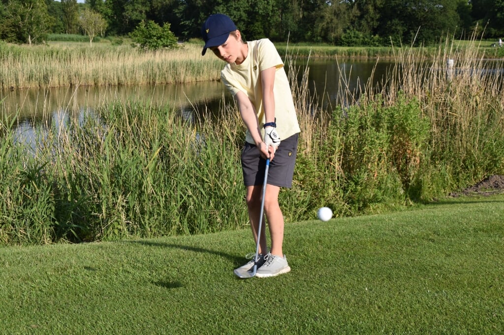 Julien van der Pol chipt op Spaarnwoude. ,,Als ik op dit moment zou moeten kiezen tussen voetbal, suppen en golf, kies ik voor golf.''