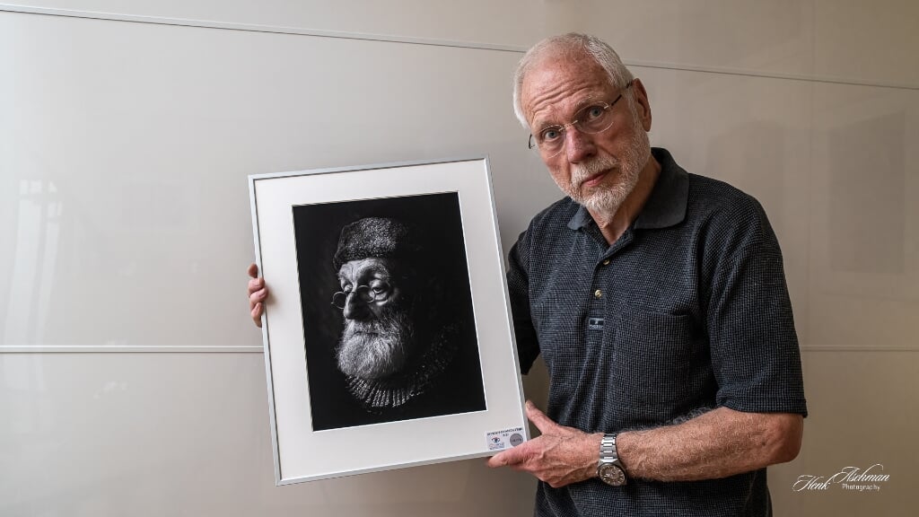 In dit (zelf)portret toont fotograaf en initiatiefnemer Henk Aschman een van zijn prijswinnende portretfoto's. 
