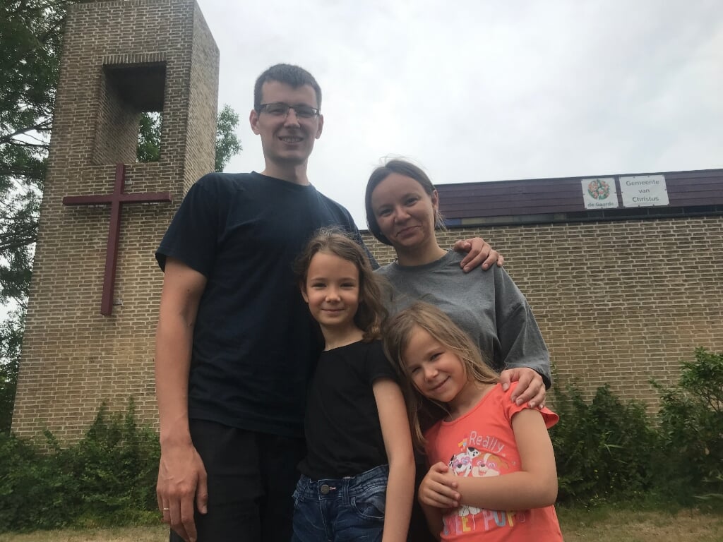 De familie Nikolaienko bij de kerk van de Gemeente van Christus aan De Gaarde in Escamp. 