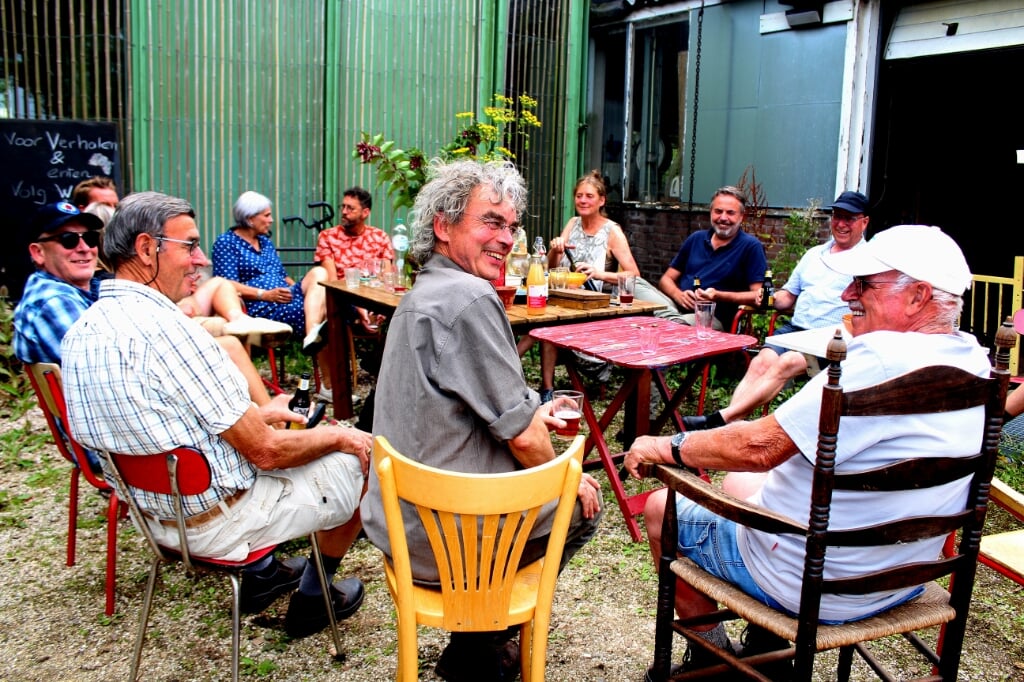 De zeer geslaagde editie van Tuinpad Rijneveld wordt nabesproken bij kwekerij Het Groene Huis van Fred Booy (midden).