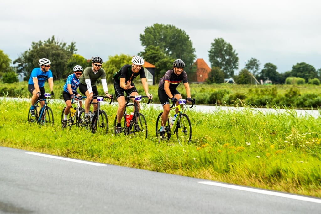 Sportievelingen rijden samen met andere fietsliefhebbers een zomerse tocht van 65, 120 of 170 km.