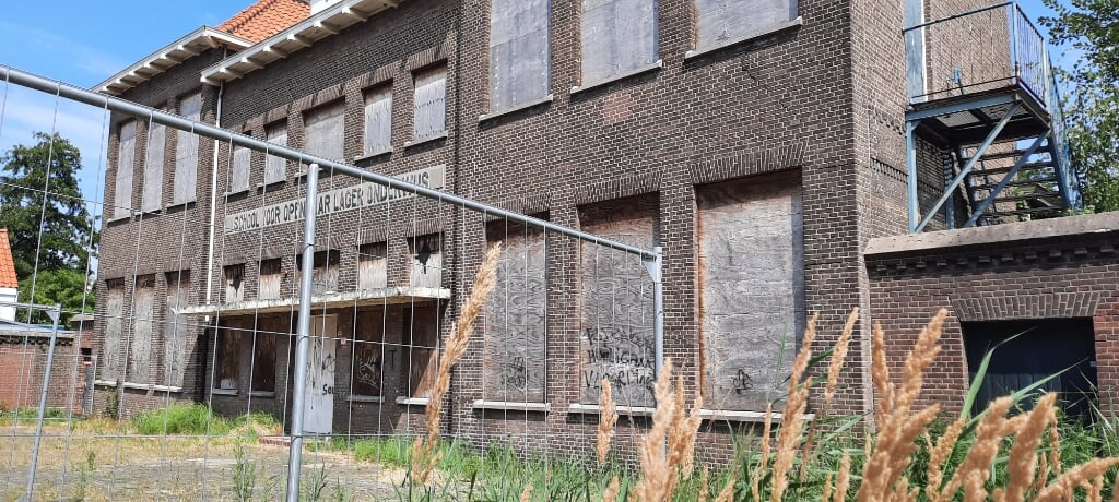 Duurzaamheid en vergankelijkheid in beeld gebracht door het al vele jaren leegstaande schoolgebouw in de Groen van Prinstererstraat.