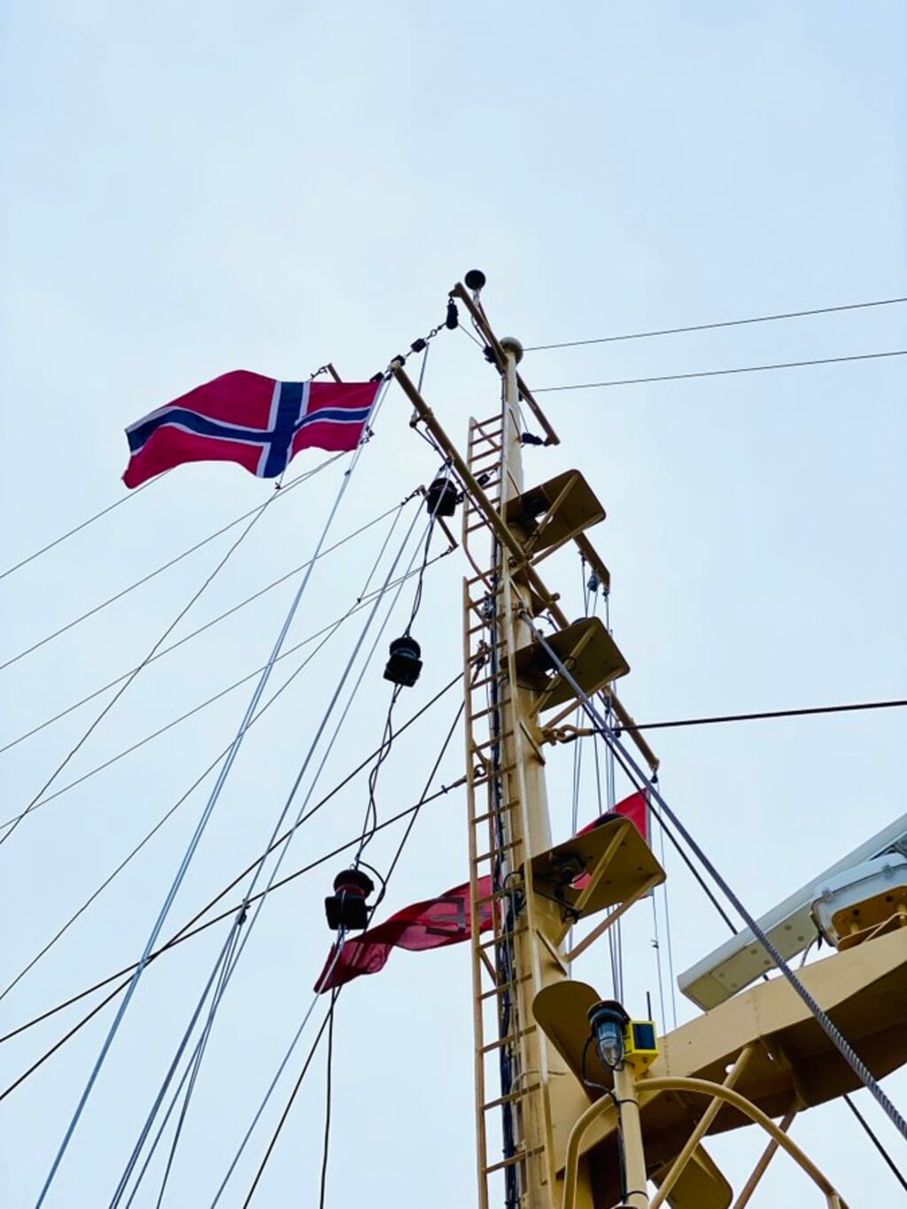 De Noorse vlag in top van de Elbemast.
