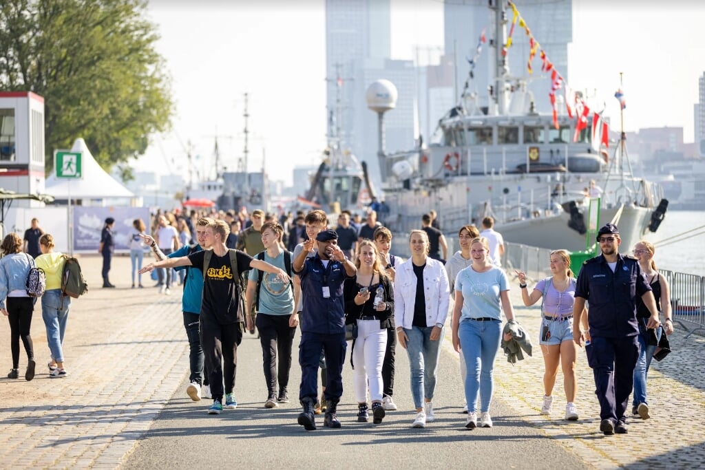 Studenten en jongeren leren bedrijven in de maritieme sector kennen. De kaartverkoop voor de Wereldhavendagen is afgelopen maandag van start gegaan.