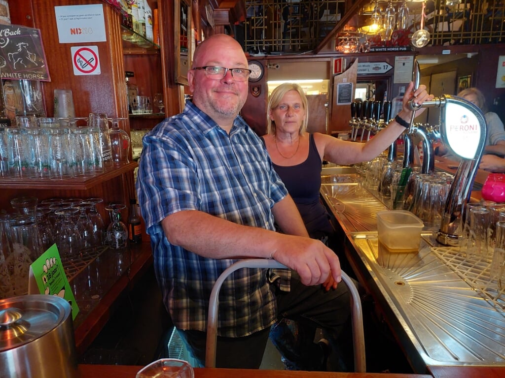 Alan en Rachelle ontvangen veel vaste gasten in hun pub in de Herenstraat. "Na corona zijn ze gelukkig allemaal blijven komen."