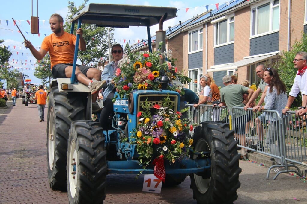 Het winnende koppel Jorn Poelwijk en Marjolein van der Post op hun versierde tractor.