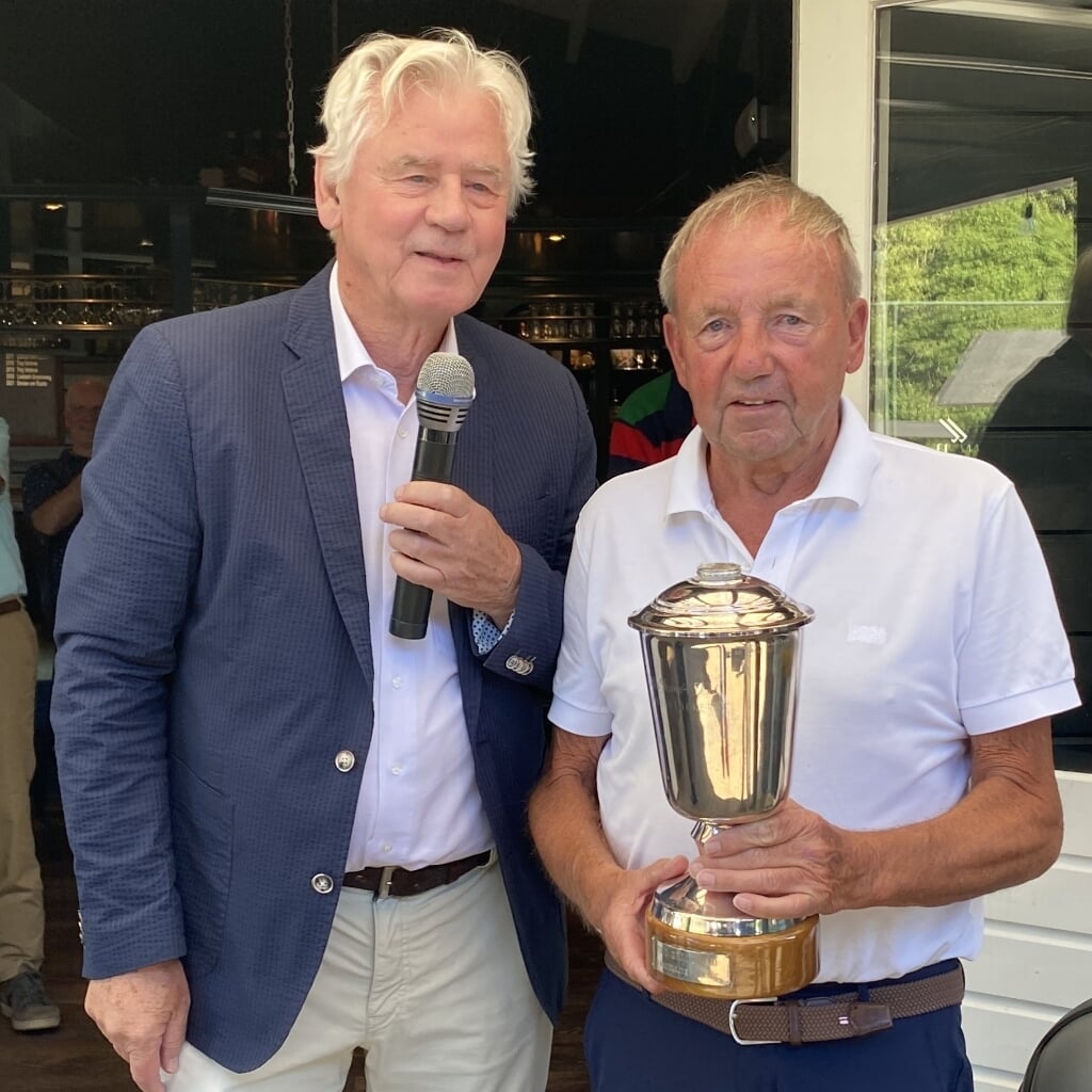 Joop Helderop (rechts) heeft de trofee van de Old Grand Dad in ontvangst genomen. (Foto Peter van Mens)