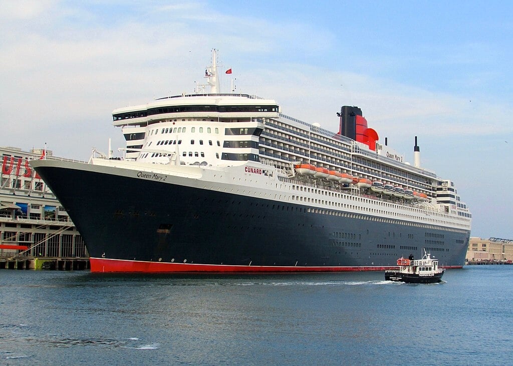 Voor het eerst in tien jaar meert de Queen Mary 2 weer aan in Rotterdam.