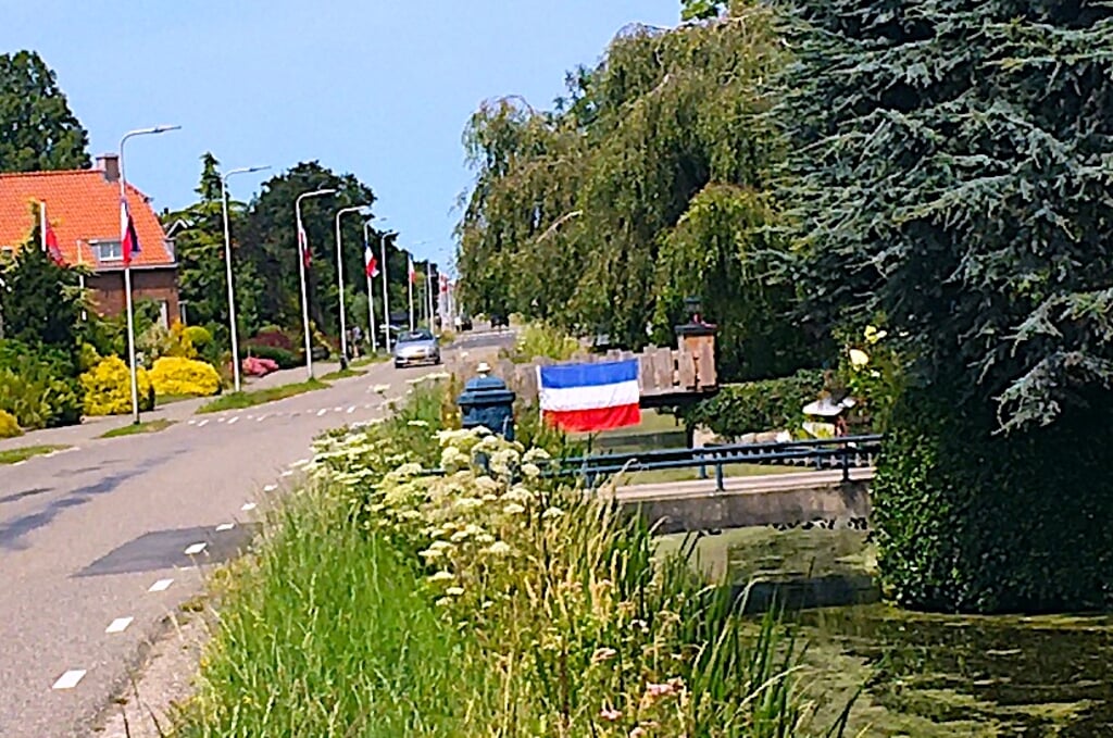 De vlag van André Oosthoek blijft hangen: 'Hangt op mijn eigen brug, daar heeft niemand wat over te zeggen.' 