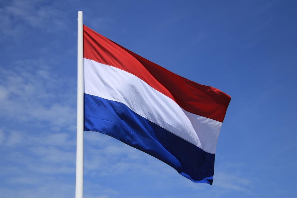 De Nederlandse vlag wappert maandag 15 augustus op het gemeentehuis in Schagen. 