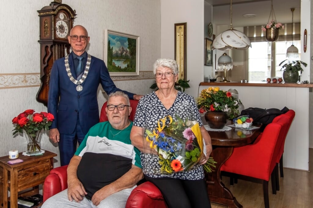 Harry Rotgans feliciteert Wim en Ria Rietveld-Nielen met hun 60-jarig huwelijk.