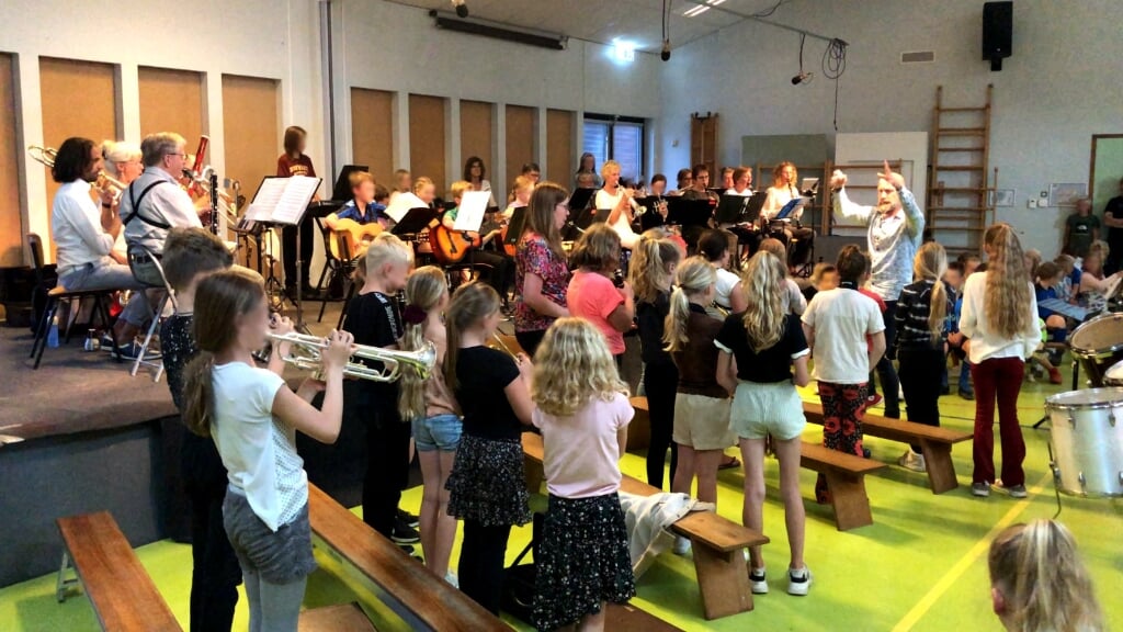 Voorspeelochtend op de Hoge Ven schoolorkest met versterking van de harmonie en instrumenten presentatie door leerlingen groep 4, 5 en 6.