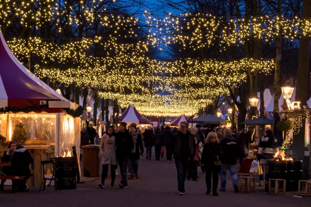 Maar liefst 100.000 LED-lichtjes zorgen op de kerstmarkt voor een verlichte hemel. 