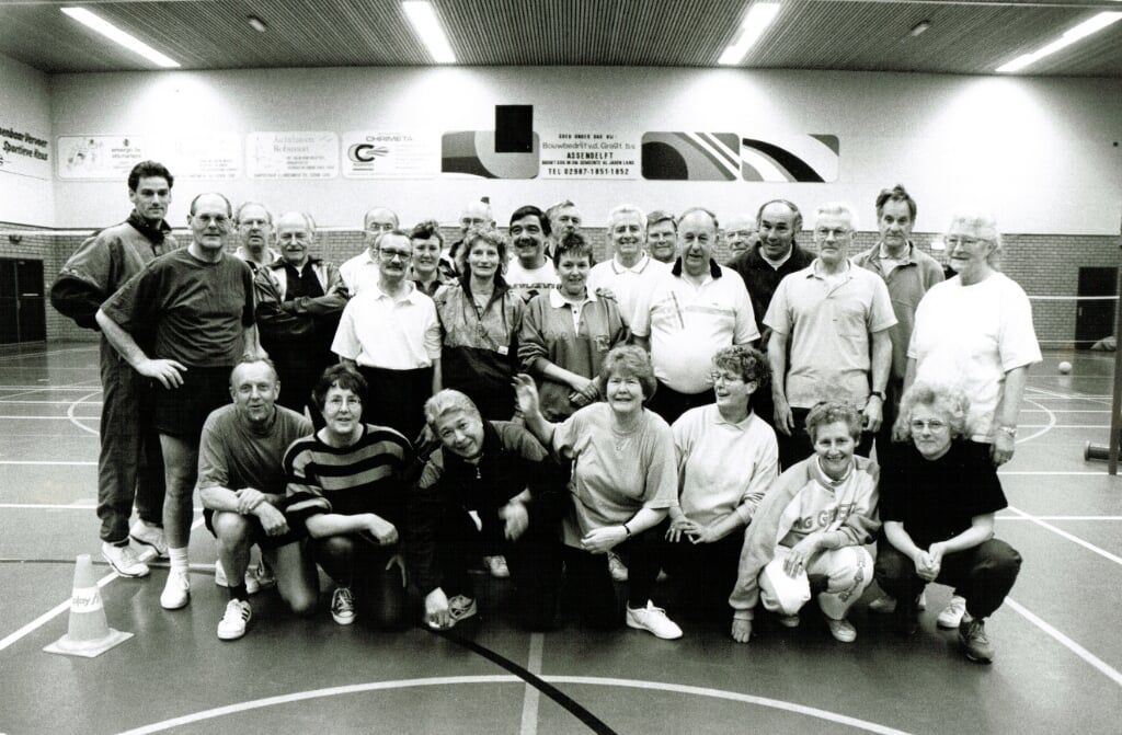 Sport voor ouderen ICL. Staand rechts Ria Heijman (13-4-1992).