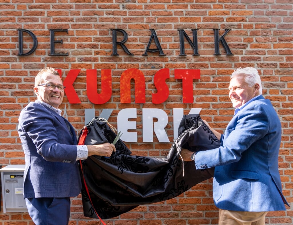 Wethouder John Does (l) en Albert Dekker, voorzitter van Stichting Kunstkerk Dijk en Waard, verzorgden de officiële opening.