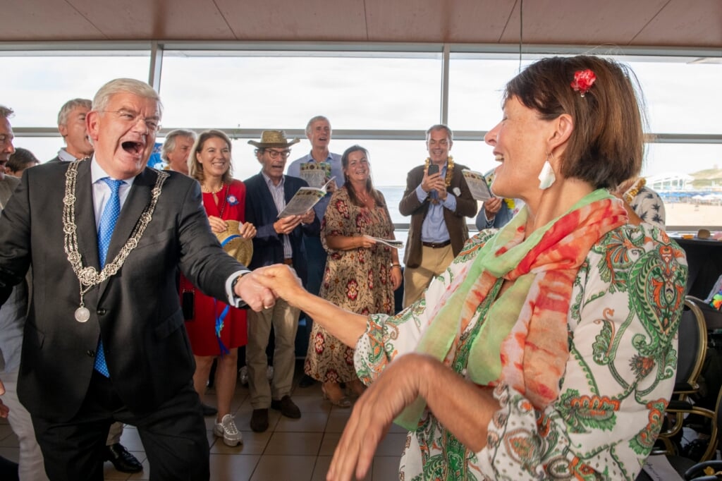 Burgemeester Jan van Zanen en Ilona van Voorst doen de openingsdans op de Pier tijdens de Sing Along