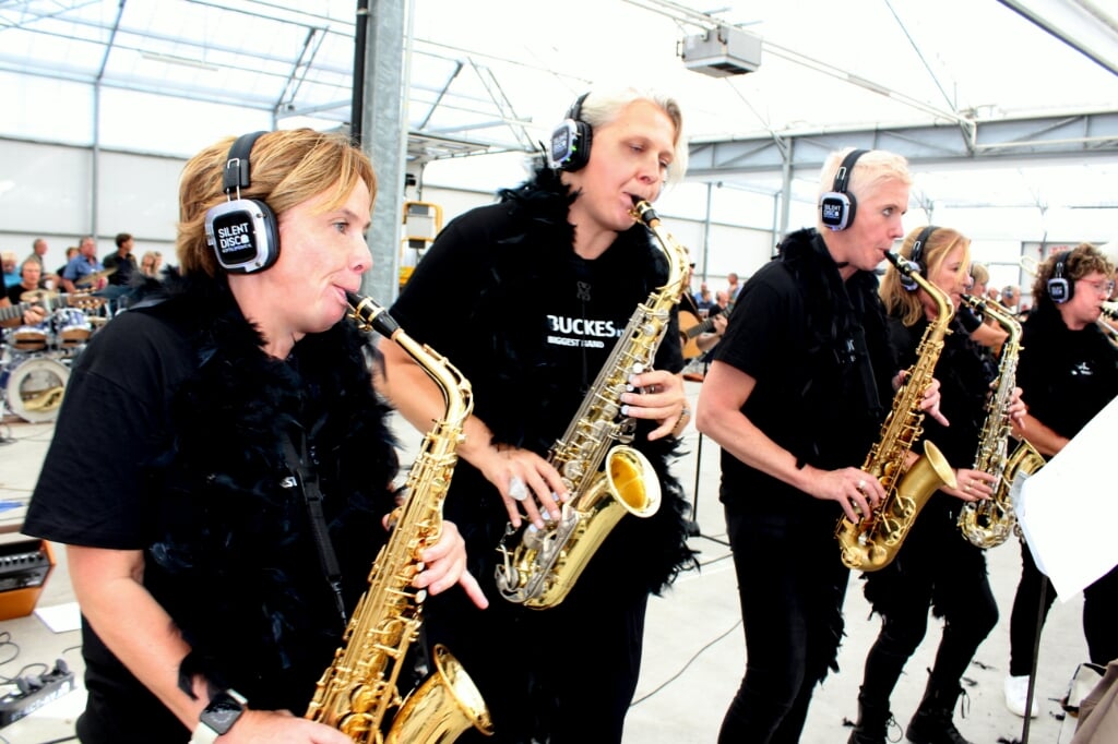 Scheurende saxofoons bij de 'Ladies of Sax', vlnr Gabriëlle, Hilde, Gea, Miranda en Margo.