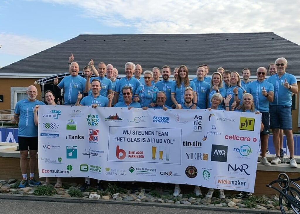 Het Vlaardingse team van Jan van Hasselt met familie en vrienden fietsen in de Limburgse heuvels niet minder dan 35 duizend euro bijeen voor onderzoek naar de ziekte van Parkinson.