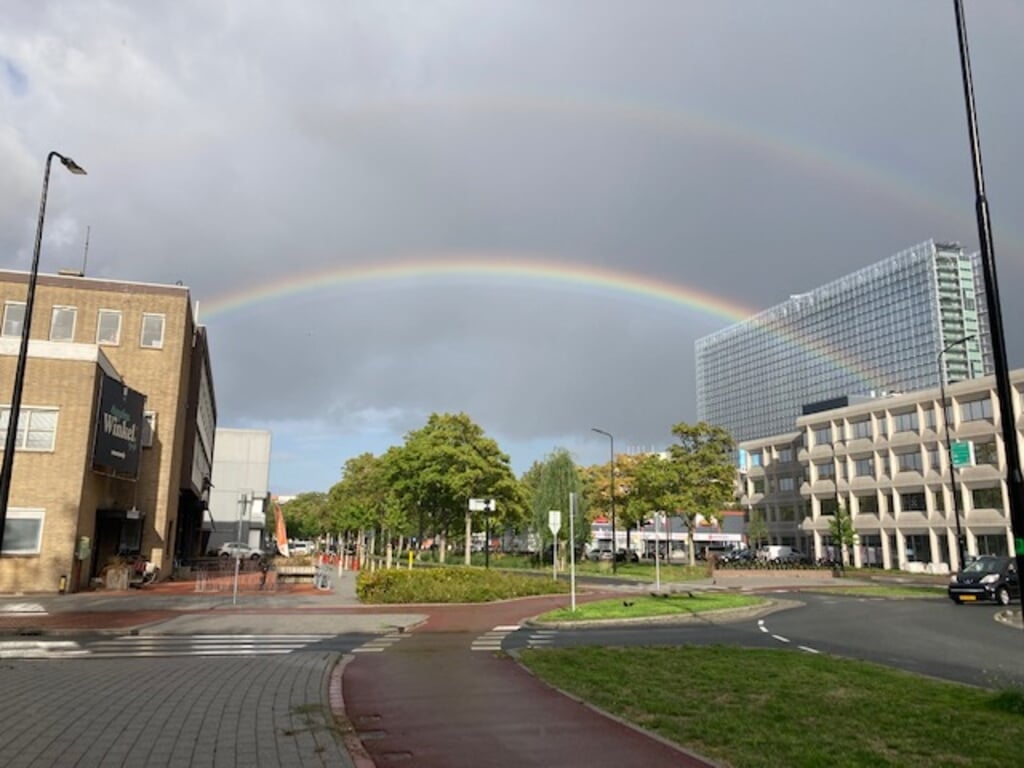 Regenboog bij het octrooibureau in Rijswijk.