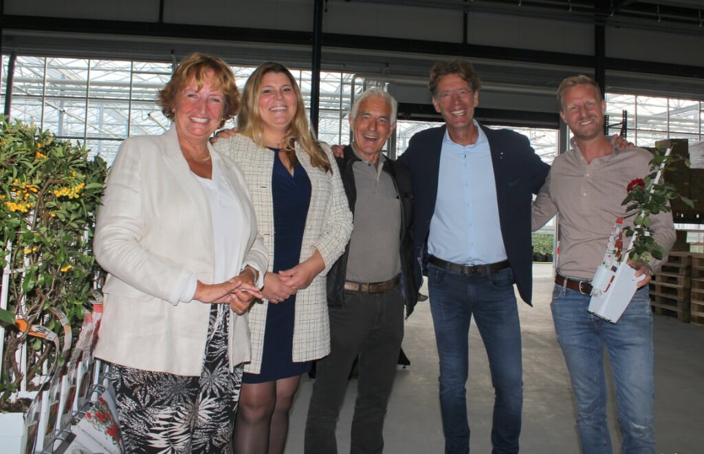 Burgemeester Liesbeth Spies en wethouder Anouk Noordermeer feliciteren SIem Hoogeveen en Bob Hoogerdijk met hun duurzame bedrijfsuitbreiding. In het midden Greenportvoorman Michiel Gerritsen.
