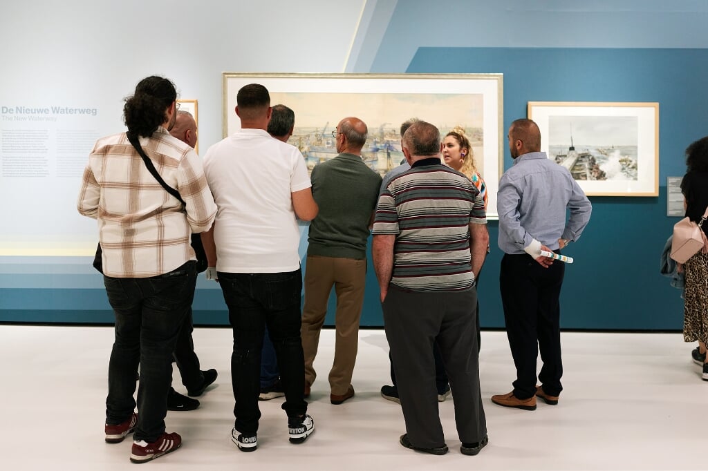 Bezoekers krijgen een rondleiding bij Wijken Welkom in Stedelijk Museum Schiedam.