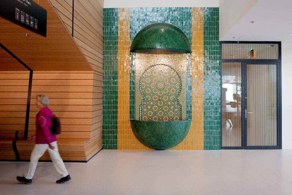 De fontein in de entreehal naar een ontwerp van Aziz Bekkaoui 