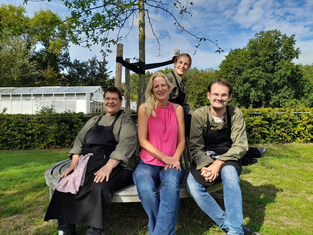Op de foto links staat Jolanda Melchers, rechts Matthies Lindeman, in het midden Wietske Welbedacht en achter staat Java, een begeleidster.