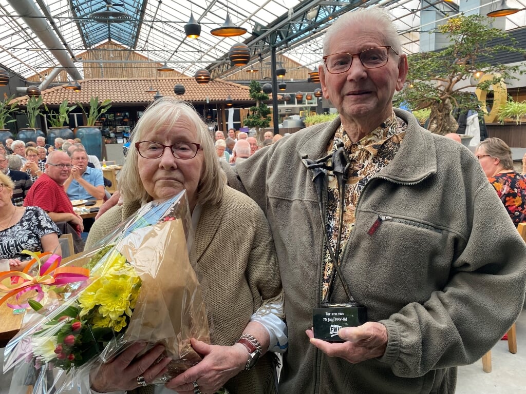 De heer en mevrouw Struijk uit Poeldijk kregen een beeldje voor hun 75-jarige lidmaatschap.