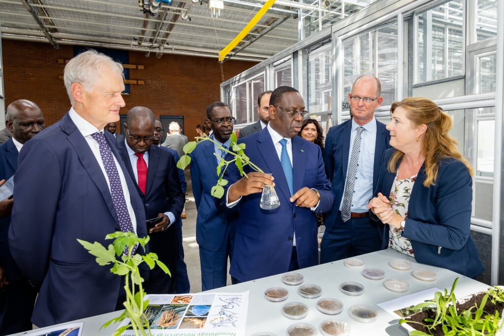 President Macky Sall van Senegal op bezoek bij Rijk Zwaan in De Lier.