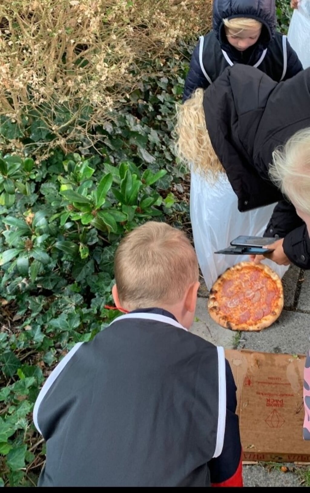 Van wie is de gevonden pizza?  Mail naar: oeshavandijk@rodi.nl.