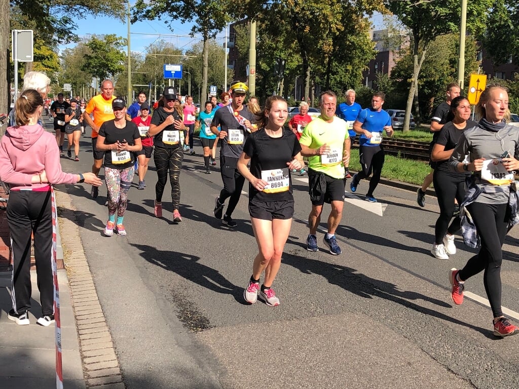 Op de Oude Haagweg worden de deelnemers aan de halve marathon aangemoedigd door toeschouwers langs de kant.