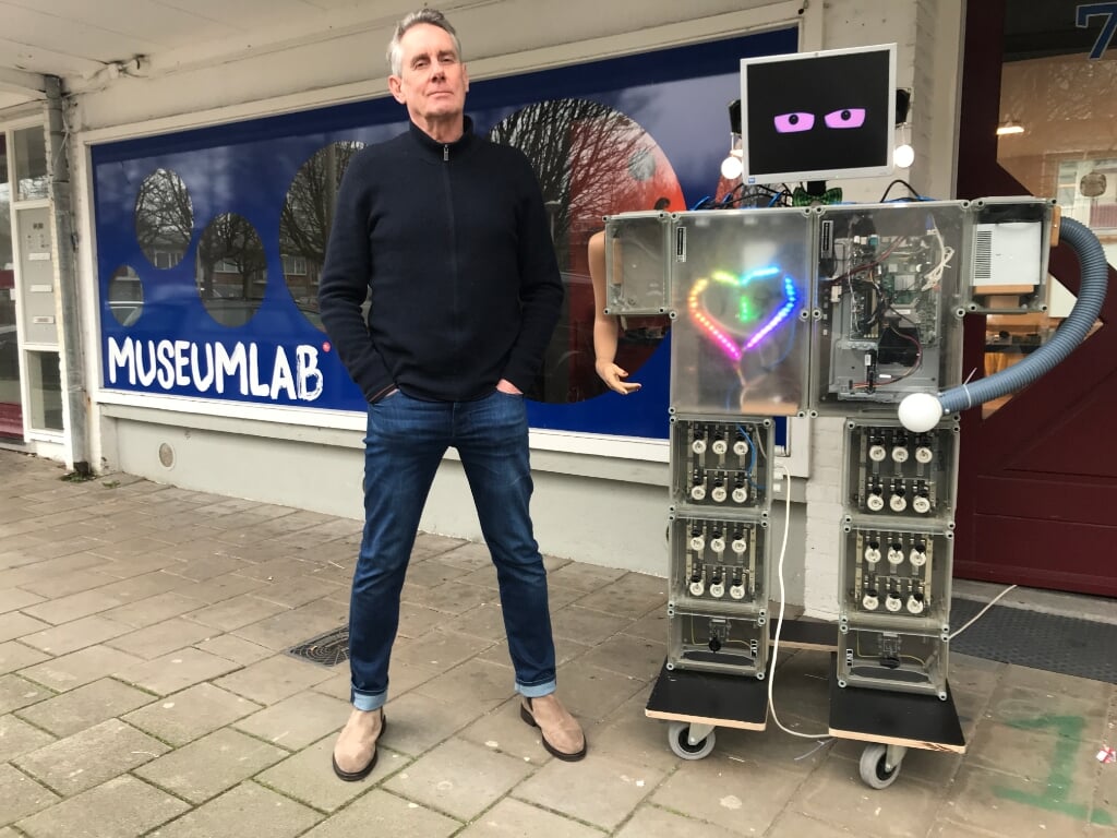 Projectleider Maarten Okkersen met de huisrobot voor de dependance aan Het Zicht. 