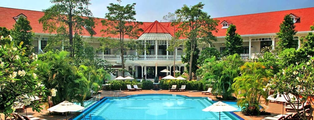 Het fraaie Centara Grand Resort, waar een deel van de authentieke kamers van het koloniale Railway Hotel nog in gebruik is.