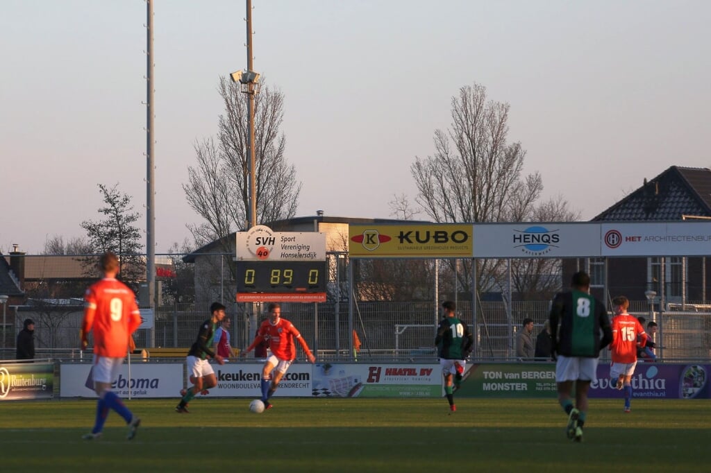 Met 0-0 op het scorebord leek het spannend op De Strijphorst. In werkelijkheid versloeg een gretig SV Honselersdijk het Delftse DHC met dubbele cijfers: 10-0.