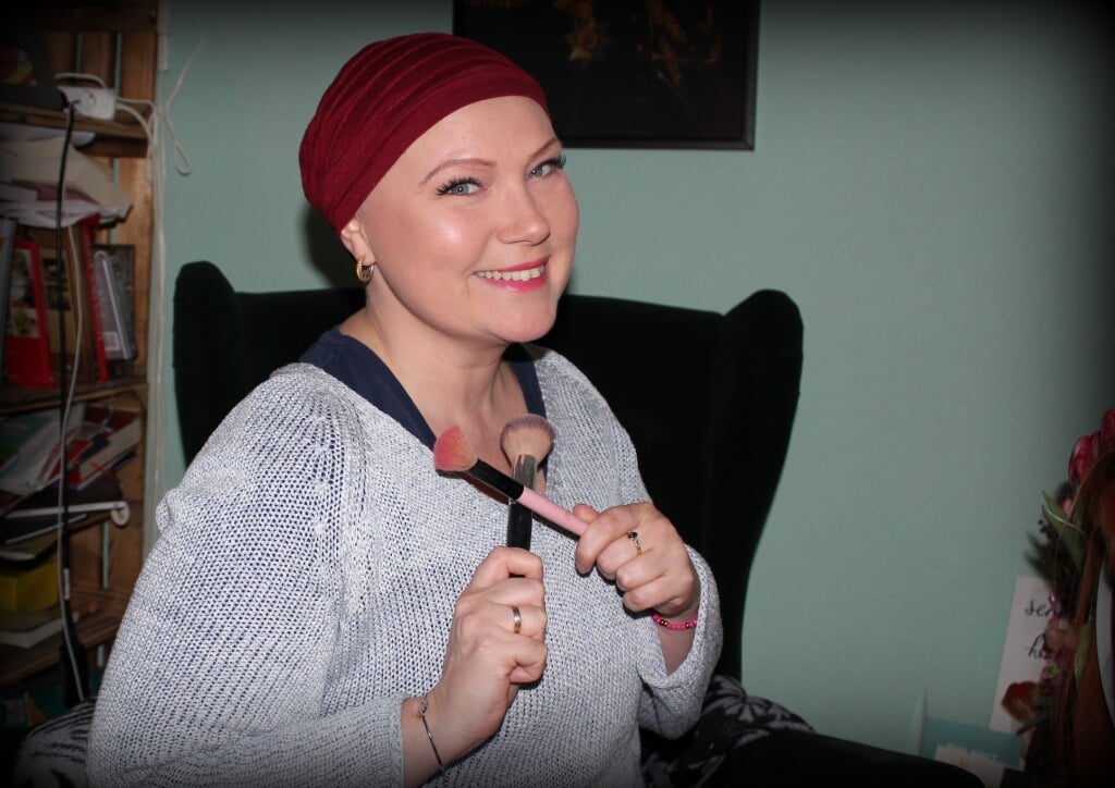 Make-up artist Dana Nieuwland (37) heeft borstkanker en houdt op Wereldkankerdag een speciale make-up les voor mensen met kanker.