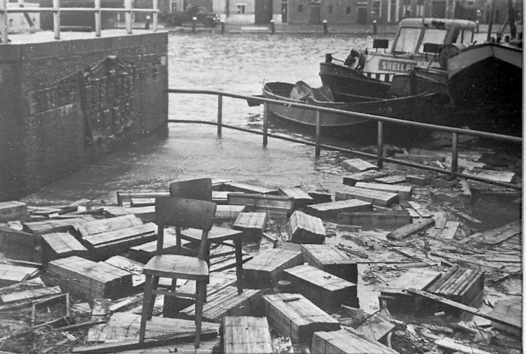 Ravage na de storm van 1 februari 1953 op de Stadhuiskade bij de Wateringsche Sluis. Al het hout van de kistenfabriek was weggespoeld en overal in het overstroomde gebied was het terug te vinden. 