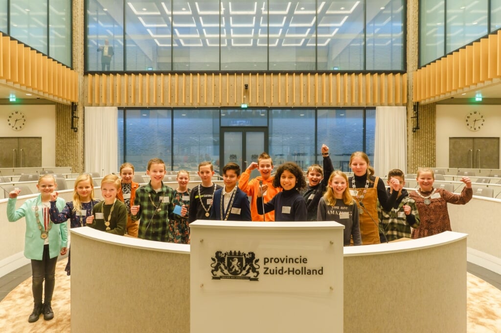 De kinderburgemeesters nemen de statenzaal van de provincie Zuid-Holland in.