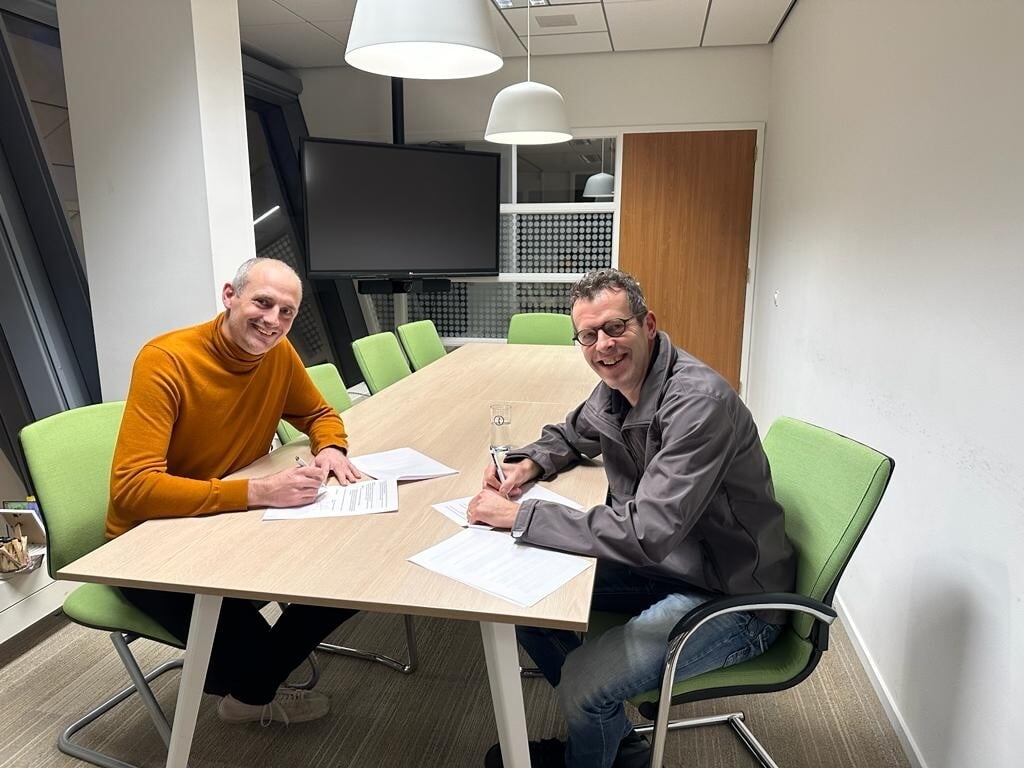  Jan-Pieter Bood (l.) tekende onlangs in het bijzijn van het Hilair Zwinkels het sponsorcontract.