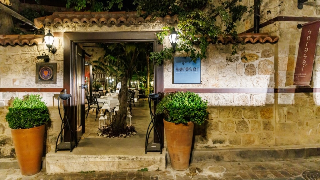 Culinaire verwennerij in het fijne restaurant Seraser in Antalya. Alleen het bestuderen van de menu- en wijnkaart is een feestje op zich. (Foto’s Hannie Verhoeven)