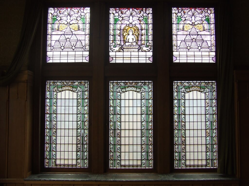 Ook dit raam in het gebouw aan de Wassenaarseweg 36 is Haags Indisch Erfgoed.