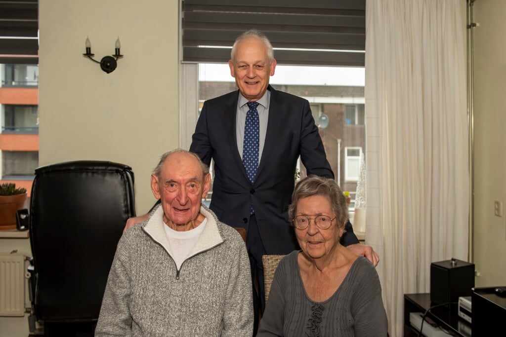 Burgemeester Lamers bezoekt het briljante echtpaar Wim van de Graaf en Bep van de Graaf-Boer.