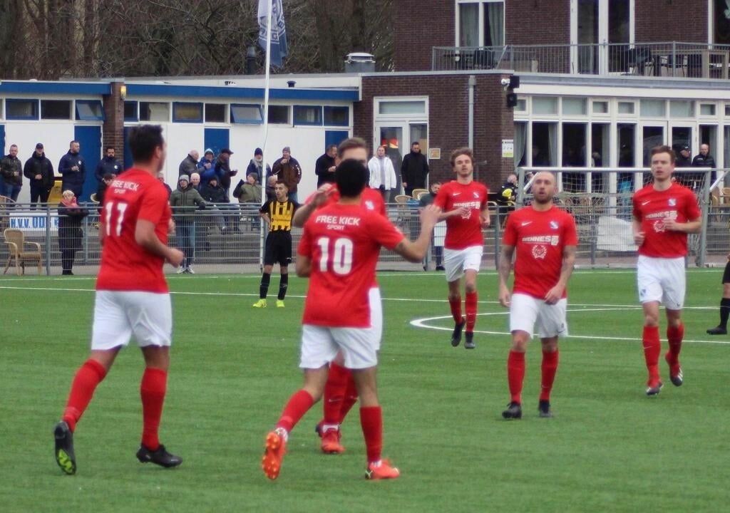 GDA speler Femih Aboh (nummer 10) heeft de zojuist bevrijdende 0-1 gescoord.