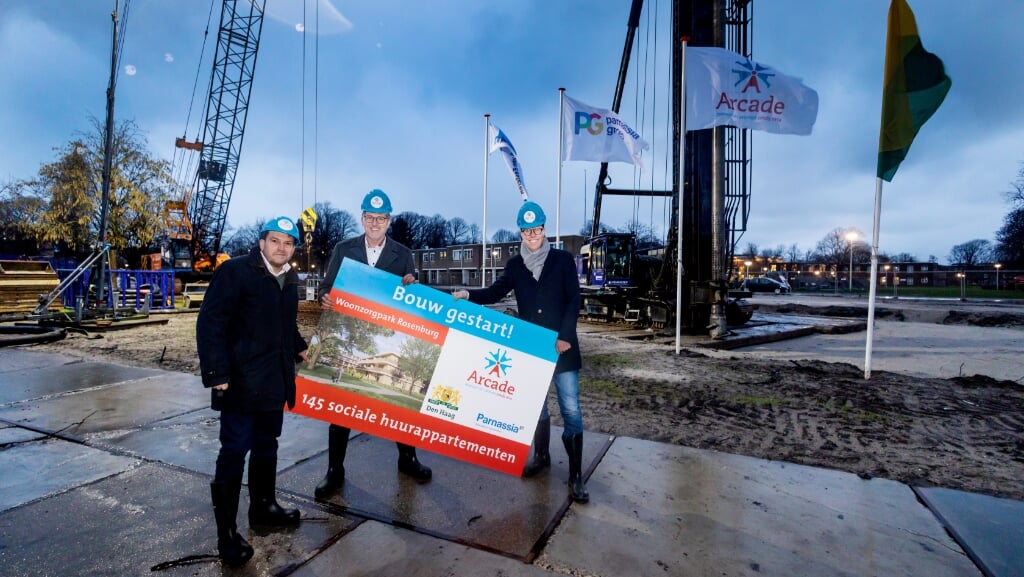 Wethouder Martijn Balster geeft samen met Richard Prins en Wilfried Stribos het startsein voor de bouw.