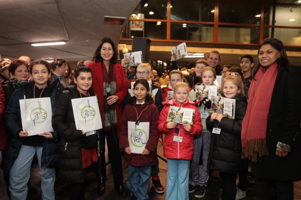 De Jeugdbengels uit Leidschenveen en de jeugdraad Ypenburg ontvingen uit handen van de stadsdeelwethouder en stadsdeeldirecteur het boek ontvangen. 