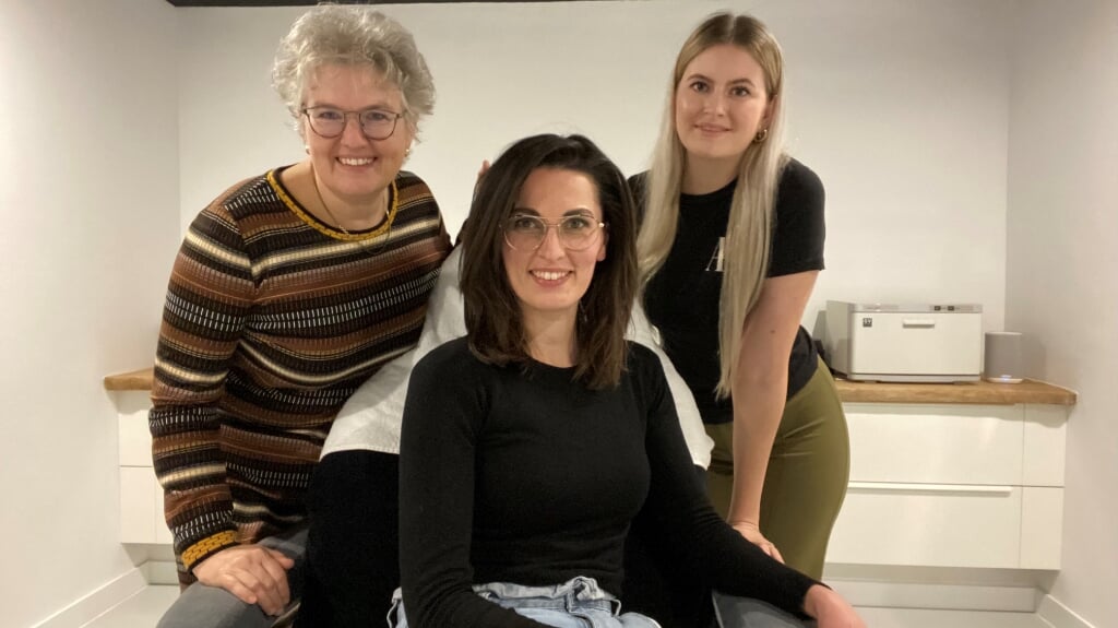 Mariska Bankras (l), Maaike Mooij, Anouk van Diepen (r) geven belangeloos beautybehandelingen aan mensen die kanker hebben.