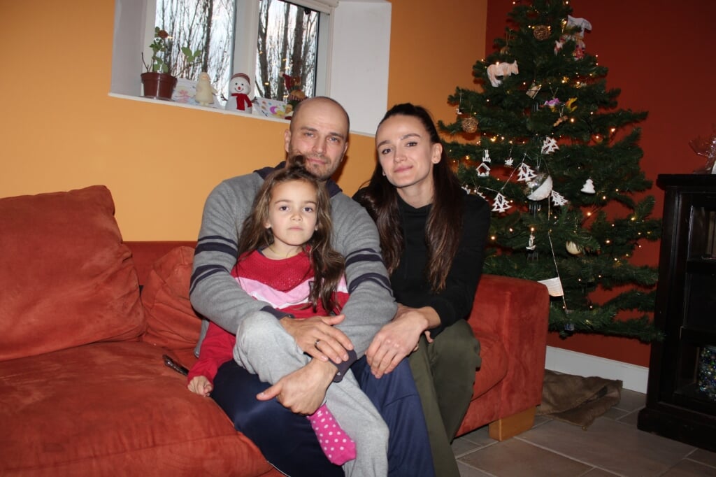Het lijkt een gewoon gezinnetje, maar Alina en Andriy en hun dochtertje Zlata waren door de oorlog in Oekraïne maandenlang van elkaar gescheiden.
