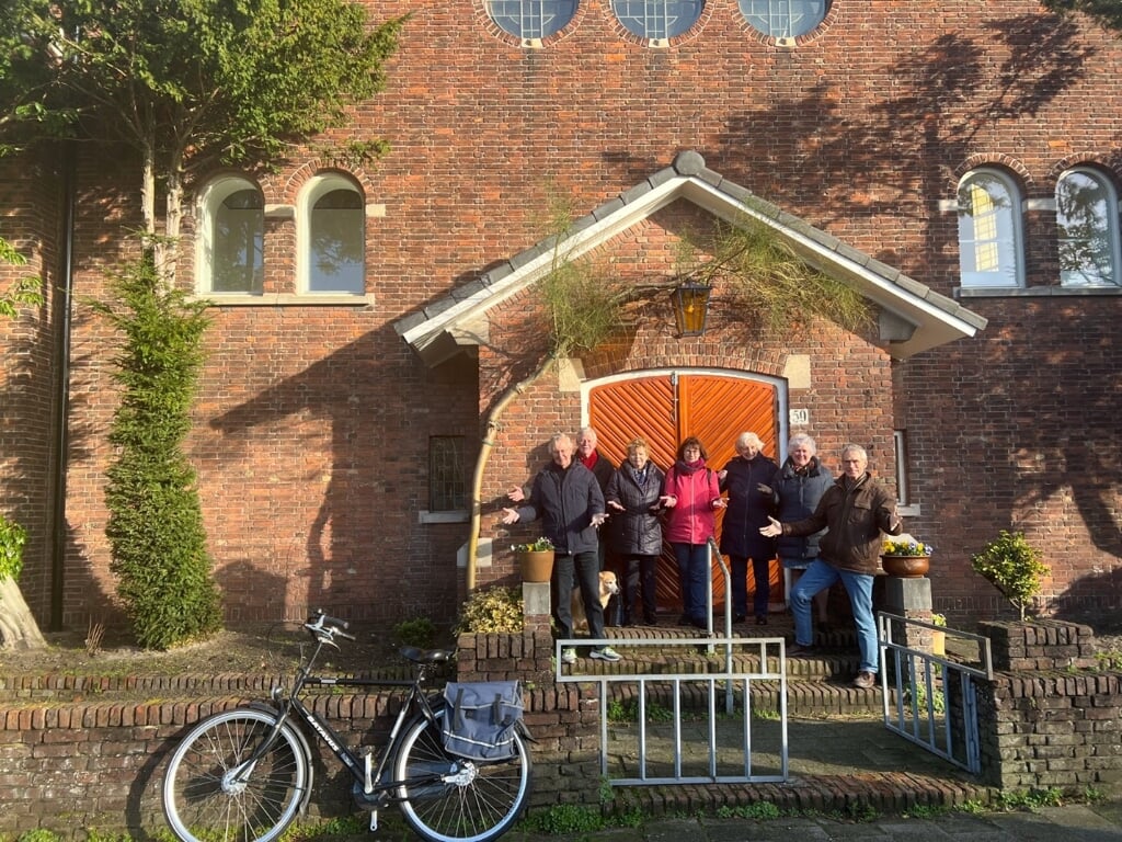 Bestuursleden Stichting Bethel Blijft/Amadeus voor de dichte deur van de Bethelkerk.