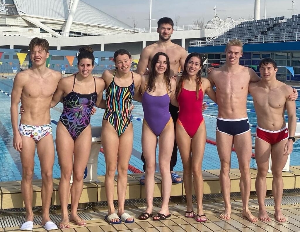 Met een ploeg van talentvolle zwemmers en zwemsters deed Sophie van Droffelaar(midden) mee aan internationale wedstrijden in het Olympisch zwemstadion in Athene.