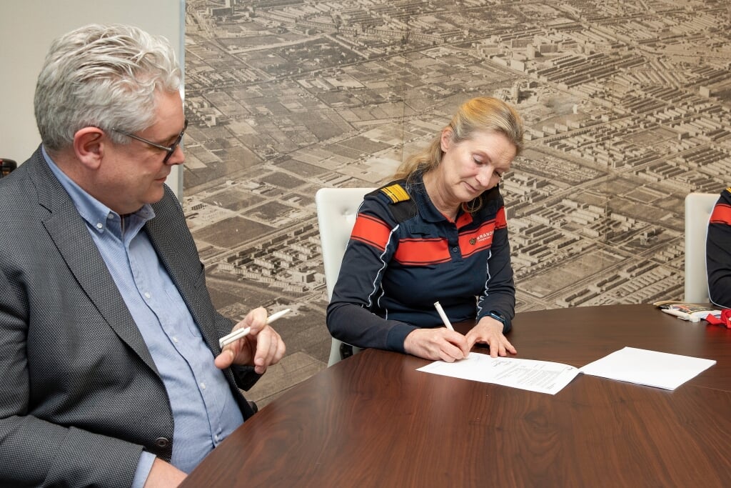 Esther Lieben, commandant Brandweer Haaglanden, ondertekende onlangs het contract met BMT Fire & Rescue, de leverancier van de voertuigen.